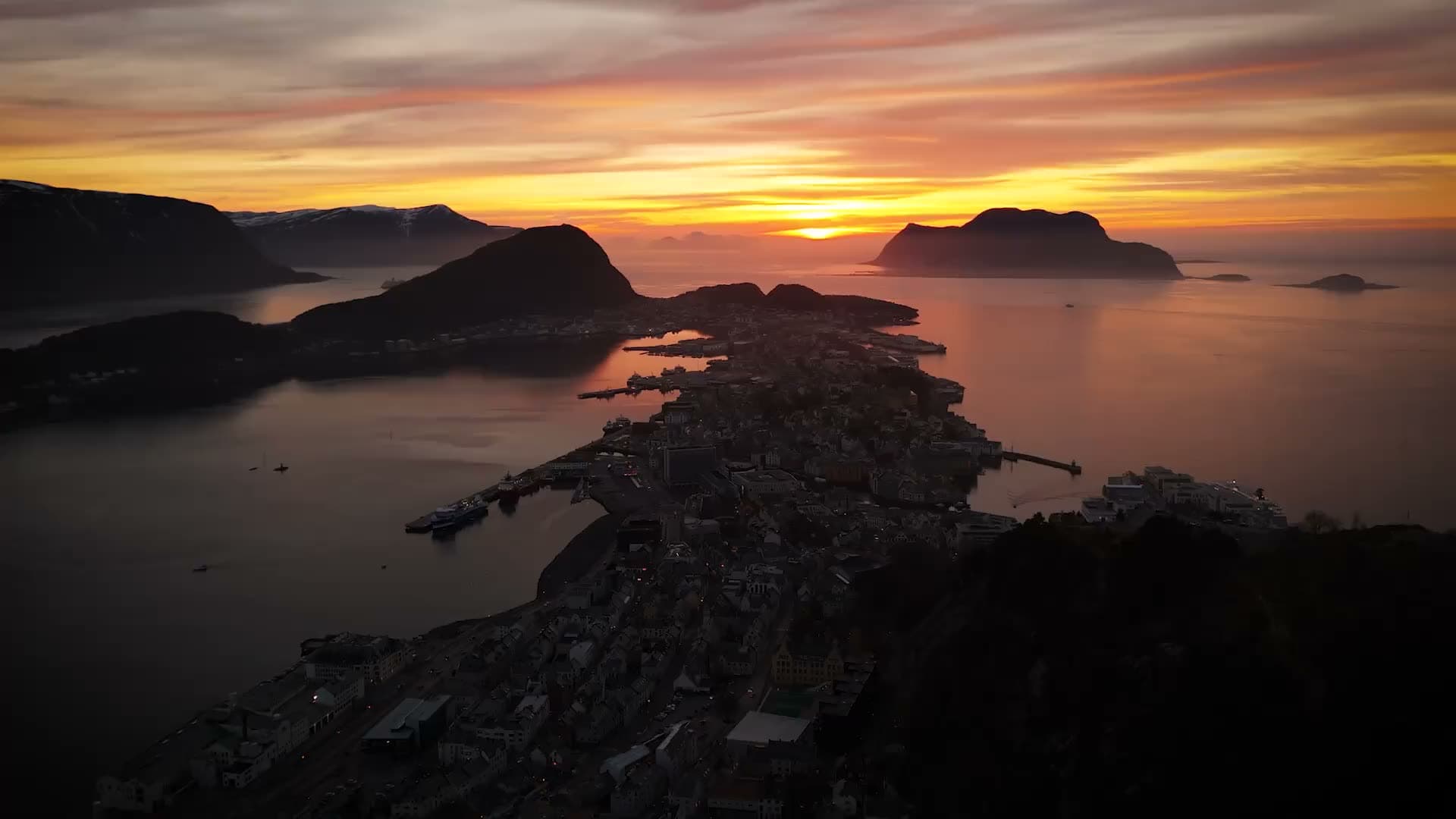 Dronebilde av Ålesund i solnedgang, stillbilde fra en videoproduksjon Elevera har laget